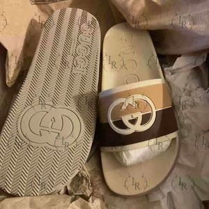 Interlocking G Gucci slides BRAND NEW size 5 men’s women’s size 7-7.5.